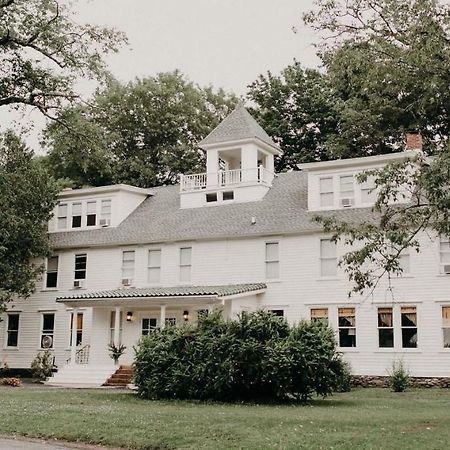 Foxfire Mountain House Hotel Mount Pleasant Exterior photo